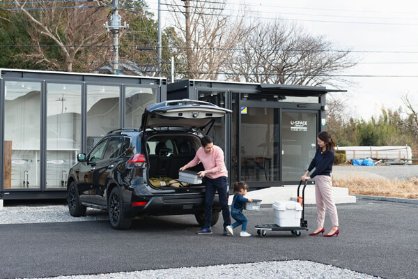 +U 入口そばにお車を駐車。台車の貸出も行っています